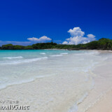 入道雲とビーチに打ち寄せる波-曲元の浜