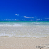 打ち寄せる青い波-曲元の浜