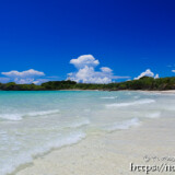 入道雲とビーチに打ち寄せる波-曲元の浜