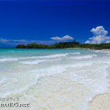 入道雲とビーチに打ち寄せる波-曲元の浜