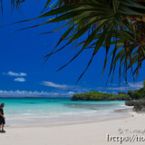 ビーチを歩く旅人-曲元の浜