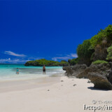 ビーチで遊ぶ旅人-曲元の浜