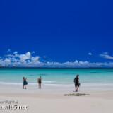 ビーチを歩く旅人-曲元の浜