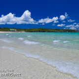 打ち寄せる青い波-曲元の浜