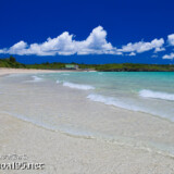 ビーチに打ち寄せる波-曲元の浜