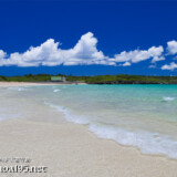 ビーチに打ち寄せる波-曲元の浜