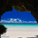 洞窟から見る真夏のビーチ-曲元の浜