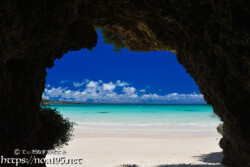 洞窟から見る真夏のビーチ-曲元の浜