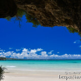 洞窟から見る真夏のビーチ-曲元の浜