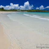 ビーチに打ち寄せる波-曲元の浜