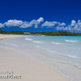 ビーチに打ち寄せる波-曲元の浜