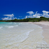 入道雲とビーチに打ち寄せる波-曲元の浜