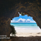 洞窟から見るビーチ-曲元の浜