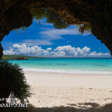 洞窟から見るビーチと入道雲-曲元の浜