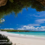 洞窟を覆う植物とビーチの入道雲-曲元の浜