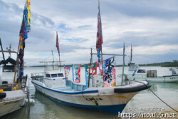 大漁旗を掲げて西の浜に集結した漁船-狩俣海神祭