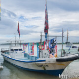 大漁旗を掲げて西の浜に集結した漁船-狩俣海神祭