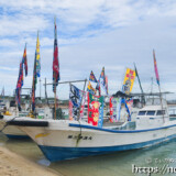 大漁旗を掲げて西の浜に集結した漁船-狩俣海神祭