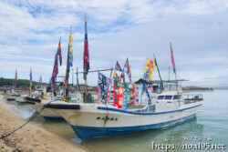 大漁旗を掲げて西の浜に集結した漁船-狩俣海神祭