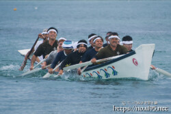 迫力満点の漕ぎっぷり-狩俣海神祭