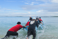 青い海に漕ぎ出すサバニ-狩俣海神祭