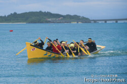 青い海を滑るように進むサバニ-狩俣海神祭