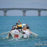青い海を滑るように進むサバニ-狩俣海神祭