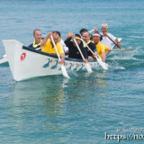 青い海を滑るように進むサバニ-狩俣海神祭