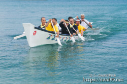 青い海を滑るように進むサバニ-狩俣海神祭