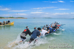 水飛沫をあげ全力で押し出すスタート風景-狩俣海神祭