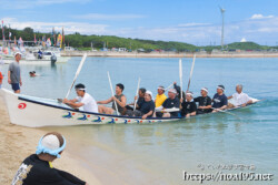 砂浜に乗り上げてゴール-狩俣海神祭