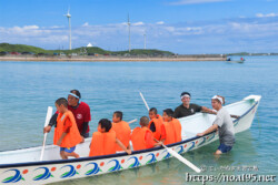 サバニに乗り込むちびっこ達-狩俣海神祭