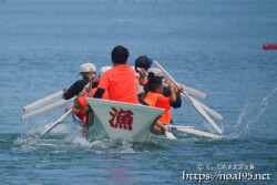 懸命に櫂を操るちびっこ-狩俣海神祭