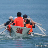 懸命に櫂を操るちびっこ-狩俣海神祭