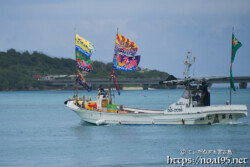 大漁旗を掲げて青い海を走る漁船-狩俣海神祭