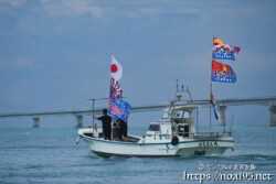 大漁旗を掲げて青い海を走る漁船-狩俣海神祭