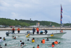 ボートからのフルーツばらまき-狩俣海人祭