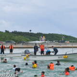 ボートからのフルーツばらまき-狩俣海人祭