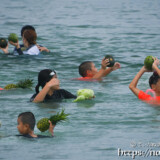 フルーツをゲットした子供達-狩俣海人祭