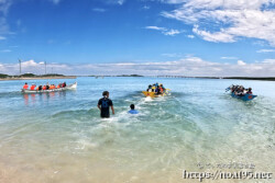 青い海に漕ぎ出す3隻のサバニ-狩俣海神祭