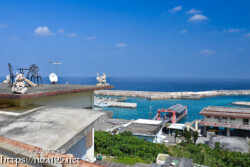 高台から見る海と漁港-佐良浜漁港