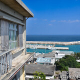 高台から見る港と集落-佐良浜漁港