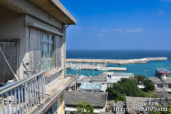 高台から見る港と集落-佐良浜漁港