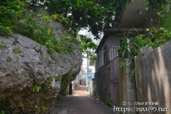 路地にはみ出した岩-佐良浜集落