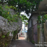 路地にはみ出した岩-佐良浜集落