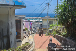 高台から見る海と路地-佐良浜集落