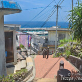 高台から見る海と路地-佐良浜集落