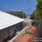 高台から見る海と路地-佐良浜集落