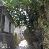 路地にはみ出した岩-佐良浜集落