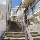 急斜面に伸びる階段-佐良浜集落